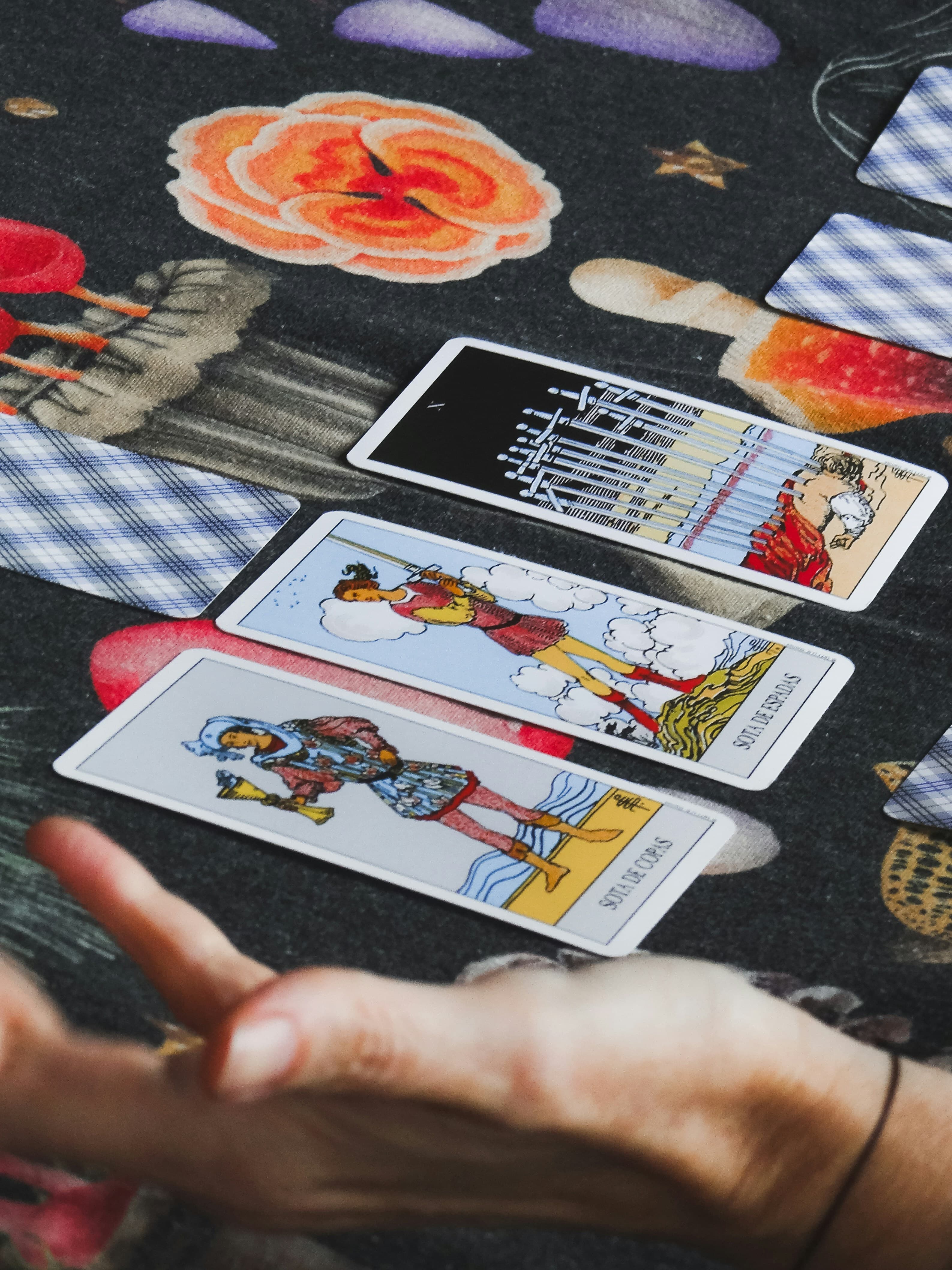 Manos y cartas de Tarot sobre la mesa