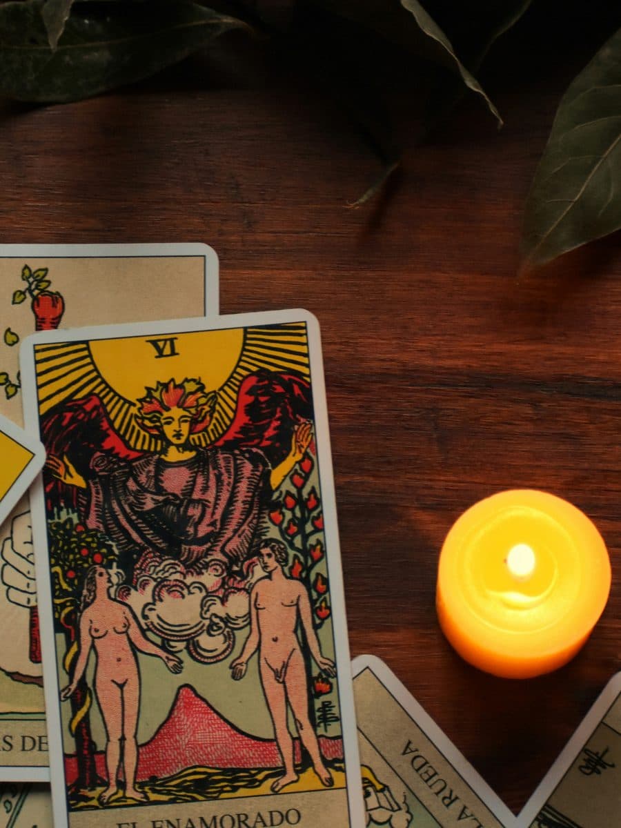 Cartas del Tarot junto a una vela encendida