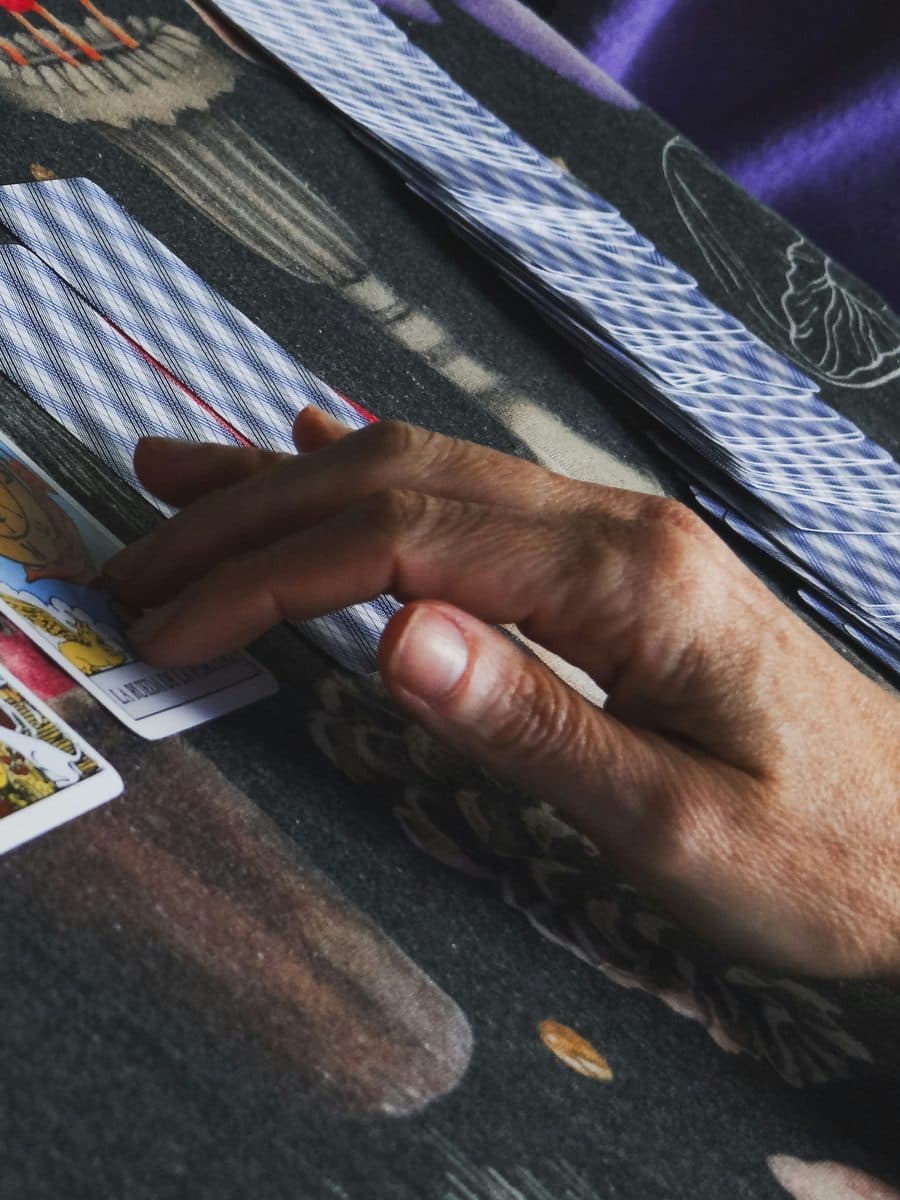 Mano repartiendo las cartas del Tarot